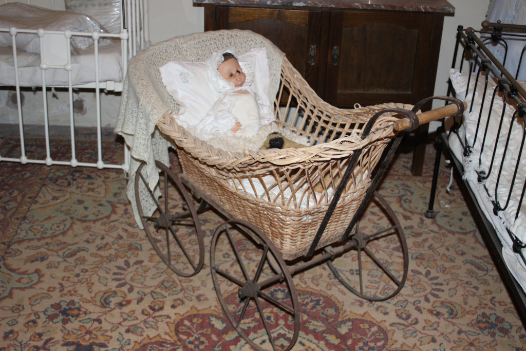 Eudunda Family Heritage Gallery - Gosling Cottage - Antique Pram & Doll