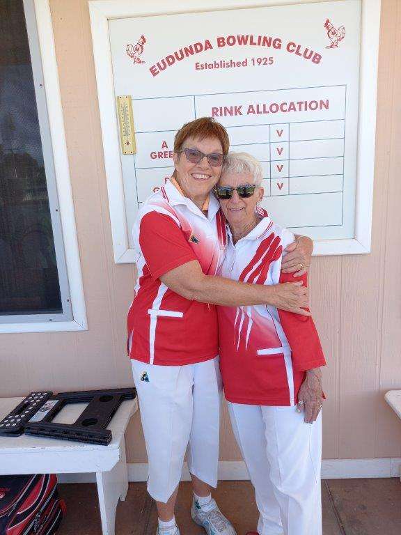 Singles winner Judy Milde (L) with runner-up Ruth Scoot (R)