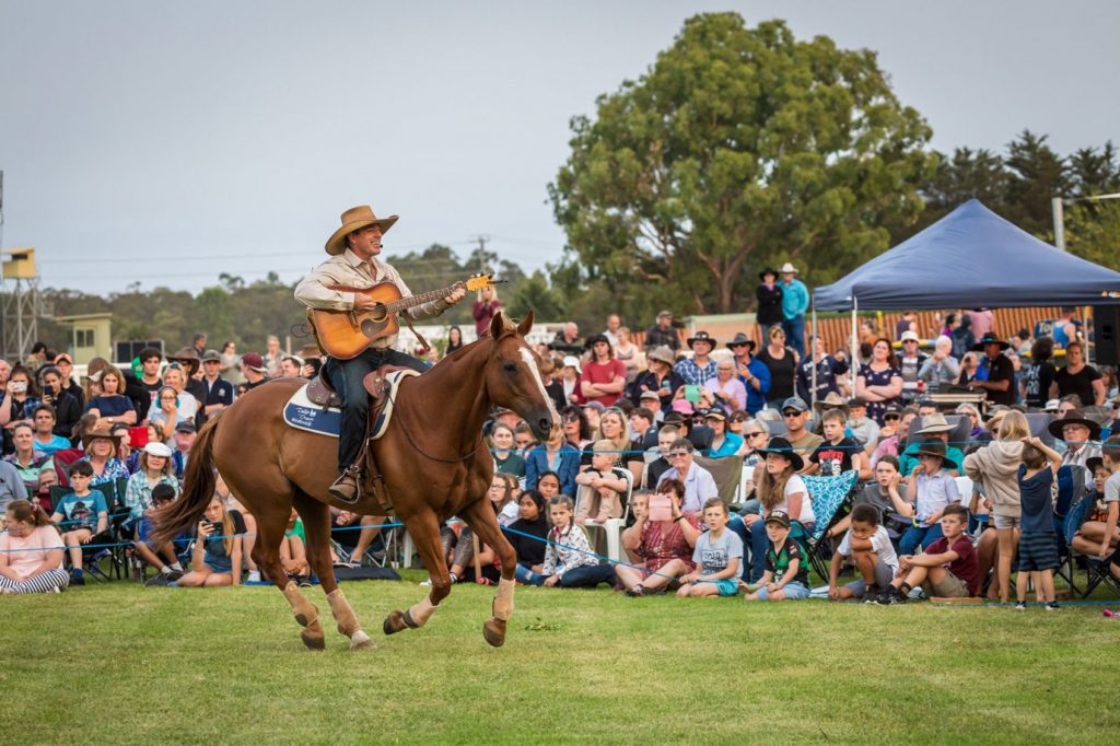 Tom Curtain Entertains on hosrseback in front of crowd