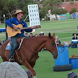 Huge Attendance Enjoys Tom Curtain Concert At Eudunda Oval